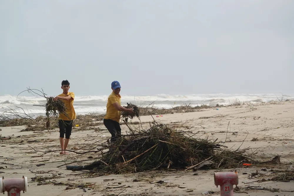 Một bộ phận nhân viên tại các quán xá đối diện dọn dẹp rác để phục vụ du khách. Ảnh: XUÂN QUỲNH Một bộ phận nhân viên tại các quán xá đối diện dọn dẹp rác để phục vụ du khách. Ảnh: XUÂN QUỲNH