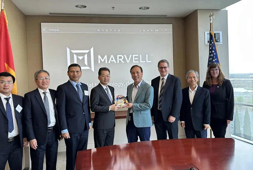 Ông Nguyễn Văn Quảng, Bí thư Thành ủy cùng đoàn công tác TP Đà Nẵng trao quà lưu niệm cho lãnh đạo Công ty Marvell (Hoa Kỳ) Ông Nguyễn Văn Quảng, Bí thư Thành ủy cùng đoàn công tác TP Đà Nẵng trao quà lưu niệm cho lãnh đạo Công ty Marvell (Hoa Kỳ)