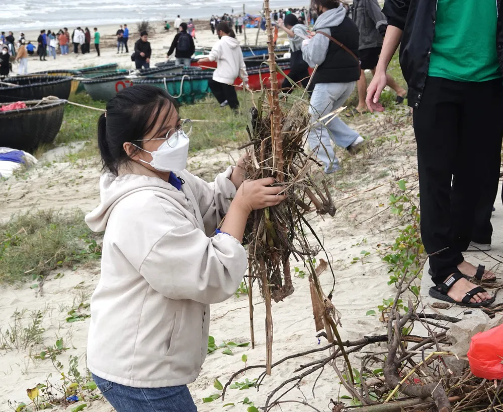 Các đoàn viên phân chia mỗi người một việc. Ảnh: XUÂN QUỲNH Các đoàn viên phân chia mỗi người một việc. Ảnh: XUÂN QUỲNH