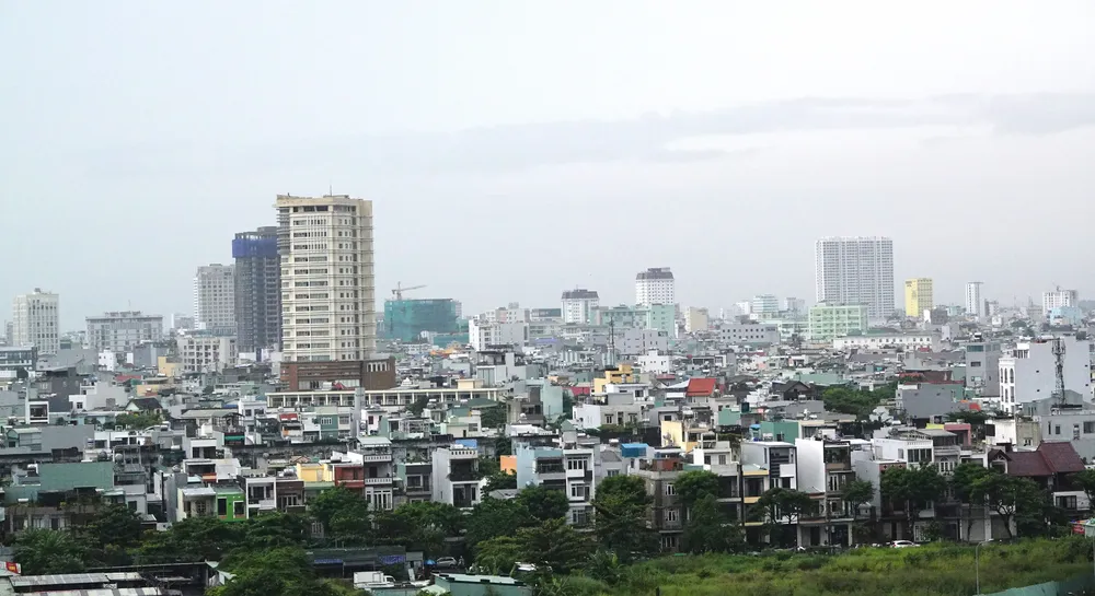 Quá trình đô thị hóa sẽ gia tăng áp lực đến điều kiện cơ sở hạ tầng, đặc biệt là giao thông bộ hành, hệ thống thoát nước và xử lý nước thải. Ảnh: XUÂN QUỲNH