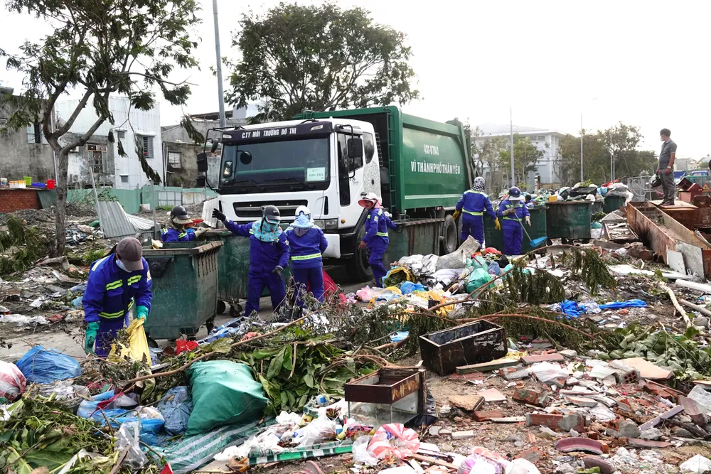 Thu gom, xử lý rác thải đô thị còn bất cập. Ảnh: XUÂN QUỲNH