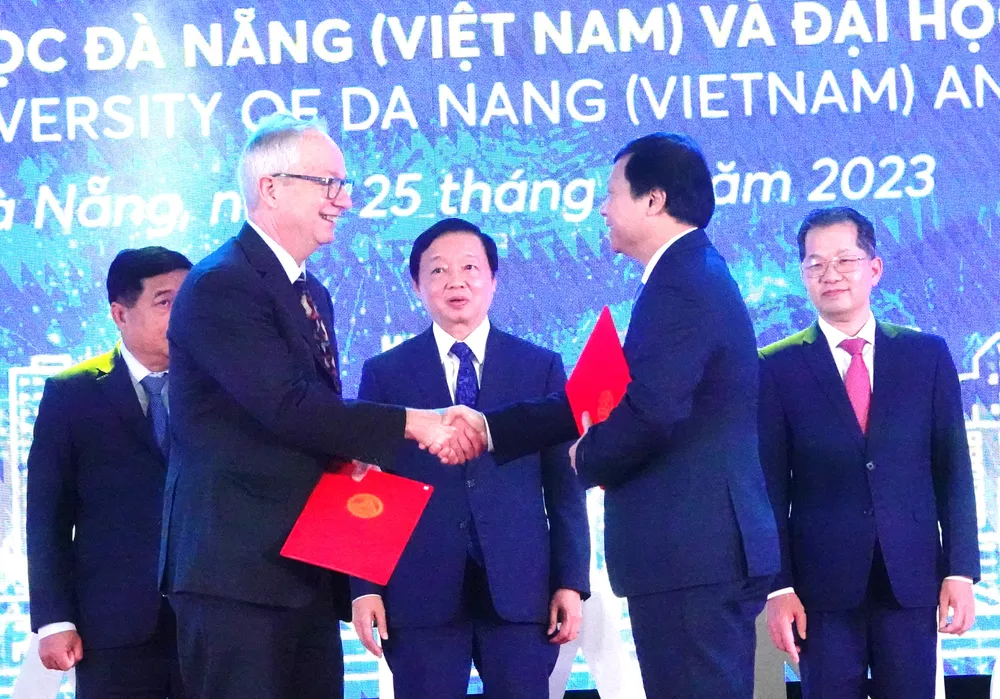 Phó Thủ tướng Trần Hồng Hà chứng kiến những cái bắt tay, hợp tác hứa hẹn sẽ đưa Đà Nẵng phát triển. Ảnh: XUÂN QUỲNH Phó Thủ tướng Trần Hồng Hà chứng kiến những cái bắt tay, hợp tác hứa hẹn sẽ đưa Đà Nẵng phát triển. Ảnh: XUÂN QUỲNH