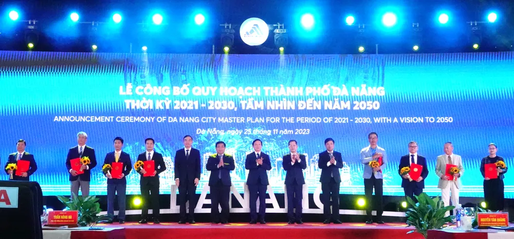 Trao giấy chứng nhận đăng ký đầu tư, quyết định chấp nhận chủ trương đầu tư. Ảnh: XUÂN QUỲNH Trao giấy chứng nhận đăng ký đầu tư, quyết định chấp nhận chủ trương đầu tư. Ảnh: XUÂN QUỲNH