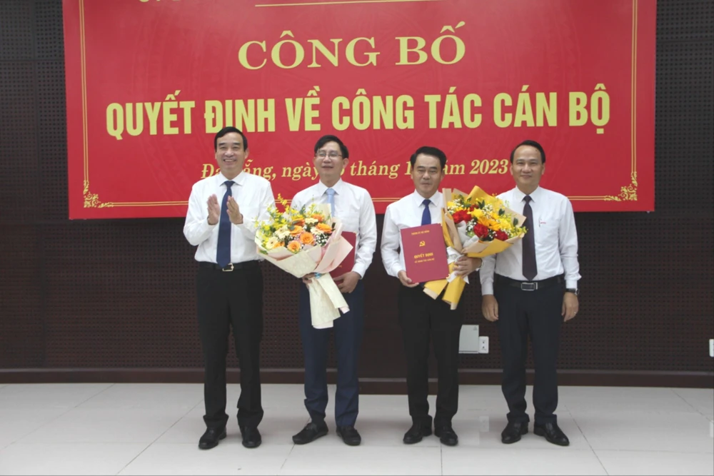 Trao quyết định công tác cán bộ. Ảnh: XUÂN QUỲNH