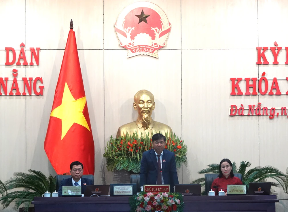 Ông Lương Nguyễn Minh Triết, Chủ tịch HĐND TP Đà Nẵng chủ trì kỳ họp. Ảnh: XUÂN QUỲNH dsc04426-6376.jpg