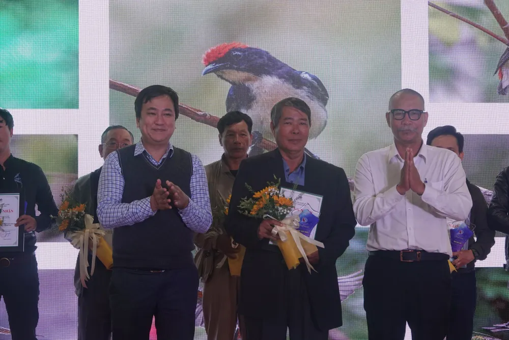 Trao giải Nhất cho tác phẩm Chim hoang dã Sơn Trà của tác giả Hoàng Chí Dũng z4998309105692-b16eafc43f478df063aedbb5cb2b0de8-5385.jpg