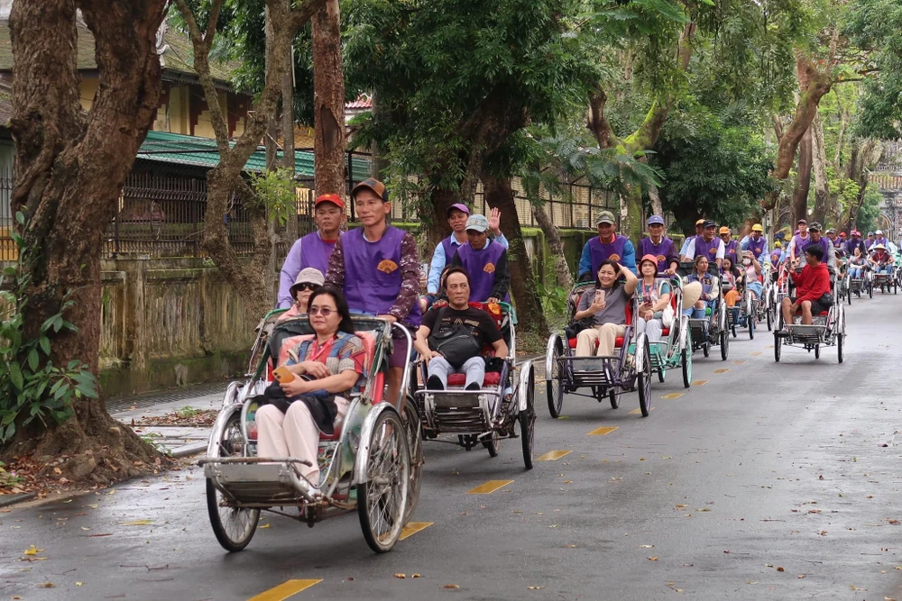 Đoàn tham quan Đại Nội Huế bằng xích lô z5058403480985-b497f3d57e27ac9ba0a1accbce8e45f6-7806.jpg