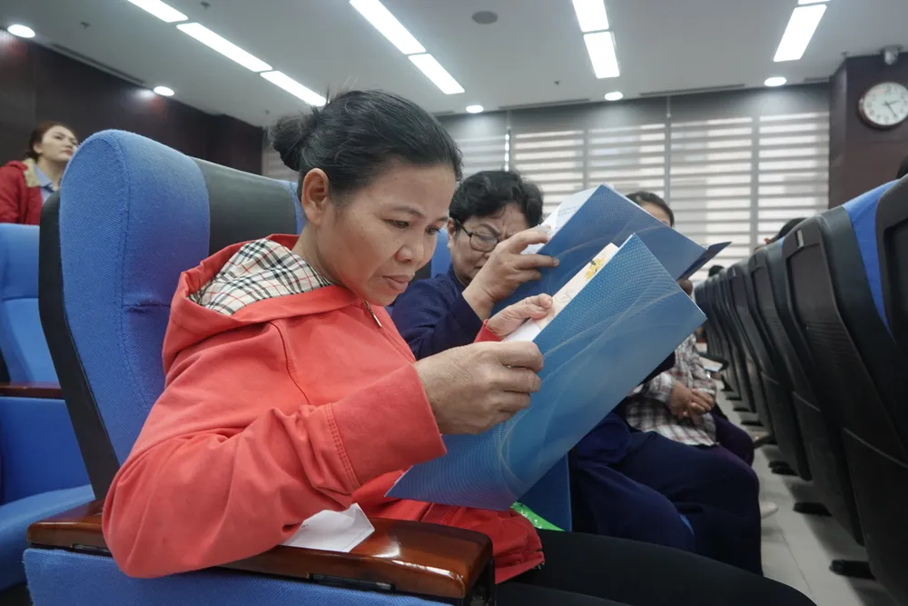 Một hộ nghèo có hoàn cảnh đặc biệt được trao quyết định bố trí thuê chung cư nhà ở xã hội. Ảnh: XUÂN QUỲNH dsc05944-3373.jpg