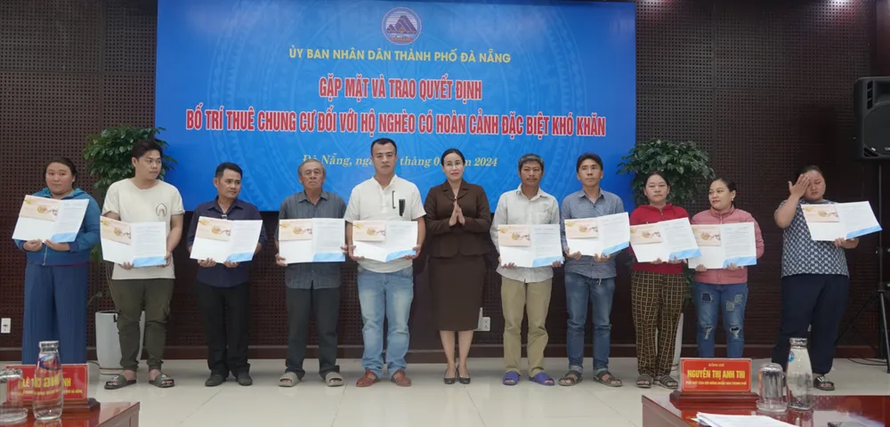 Bà Nguyễn Thị Anh Thi, Phó Chủ tịch HĐND TP Đà Nẵng trao quyết định cho các hộ nghèo có hoàn cảnh đặc biệt khó khăn. Ảnh: XUÂN QUỲNH dsc05947-3564-409.jpg