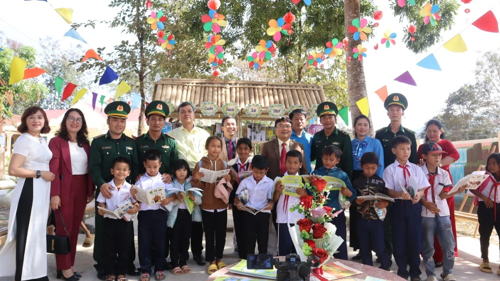 Đoàn chụp lưu niệm với các thầy cô, học sinh thuộc các trường ở xã Mô Rai z5064570780659-e694e910b6c6f506a1e494aa6993551b-56.jpg