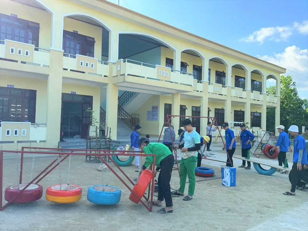 Từ đầu tháng 1, sinh viên Đại học Đông Á đã bắt đầu thi công các hạng mục thiết bị và sơn sửa các vật dụng chuẩn bị cho khu vui chơi 20240120-xuan-tinh-nguyen-3-6830.jpg