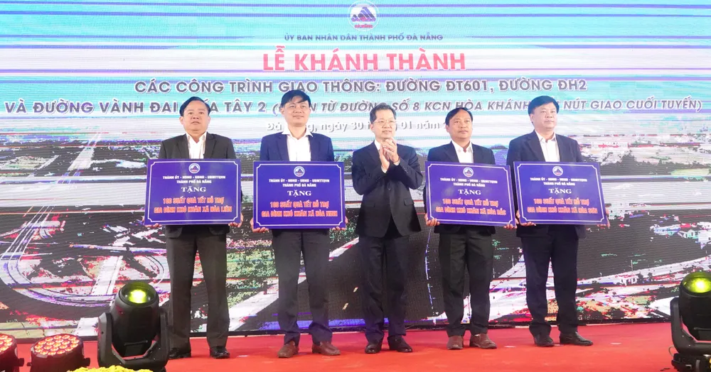 Ông Nguyễn Văn Quảng, Bí thư Thành ủy Đà Nẵng tặng mỗi xã 100 suất quà tết cho những gia đình khó khăn. Ảnh: XUÂN QUỲNH dsc07075-2775.jpg