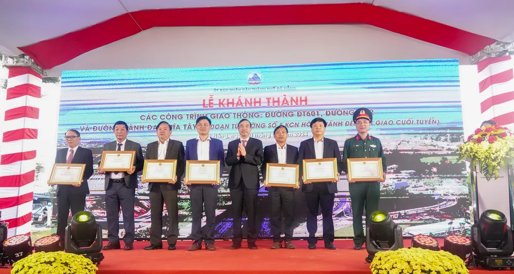 Ông Lê Trung Chinh, Chủ tịch UBND TP Đà Nẵng khen thưởng tập thể có thành tích trong việc hoàn thành các công trình. Ảnh: XUÂN QUỲNH dsc07087-7338.jpg