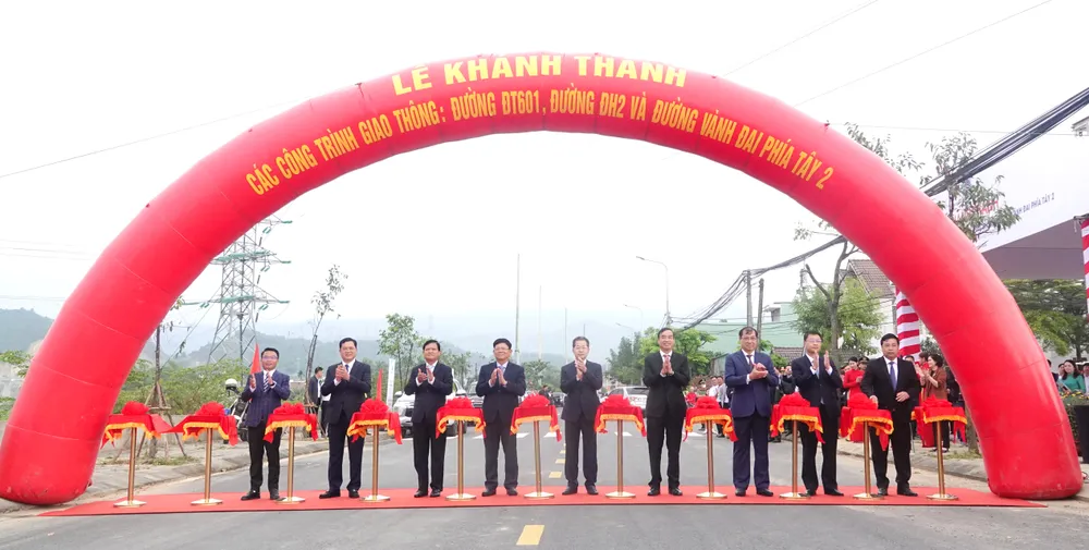 Lãnh đạo TP Đà Nẵng thực hiện nghi thức khánh thành các công trình giao thông. Ảnh: XUÂN QUỲNH dsc07090-9876.jpg
