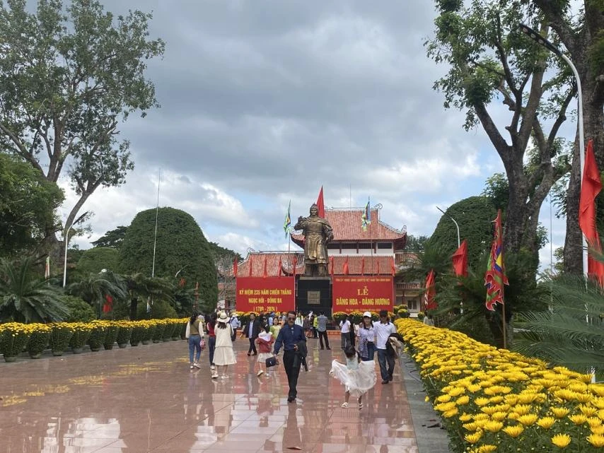 Khách đến tham quan Bảo tàng Quang Trung tăng cao. Ảnh: NGỌC OAI anh-viber-2024-02-11-10-31-34-410-7494.jpg