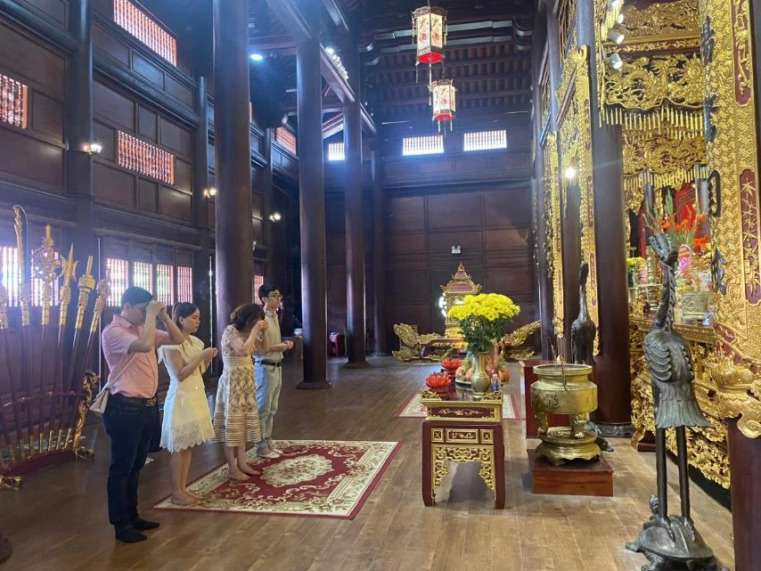 Khách đến viếng hương tưởng niệm vua Quang Trung tại Bảo tàng Quang Trung. Ảnh: NGỌC OAI anh-viber-2024-02-11-10-31-34-609-1995.jpg
