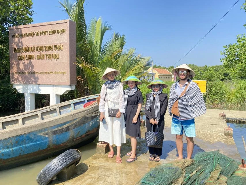 Khách đến check-in cổng vào Khu du lịch sinh thái Cồn Chim - Đầm Thị Nại. Ảnh: NGỌC OAI anh-viber-2024-02-11-10-32-43-708-9664.jpg