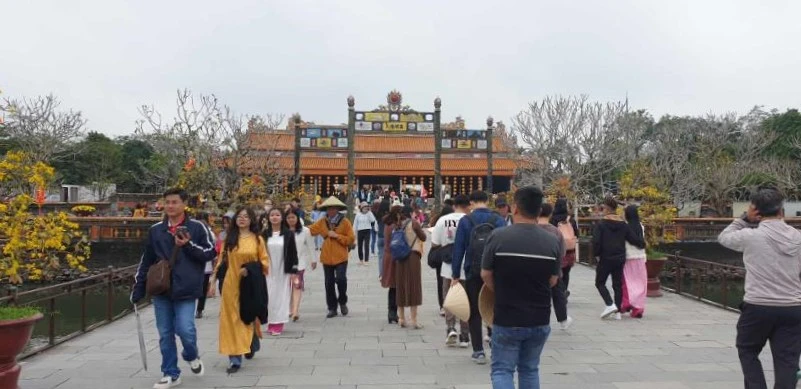 Người dân, du khách trải nghiệm tết xưa ở hoàng cung triều Nguyễn. Ảnh: VĂN THẮNG anh-viber-2024-02-11-11-33-06-833-4486.jpg