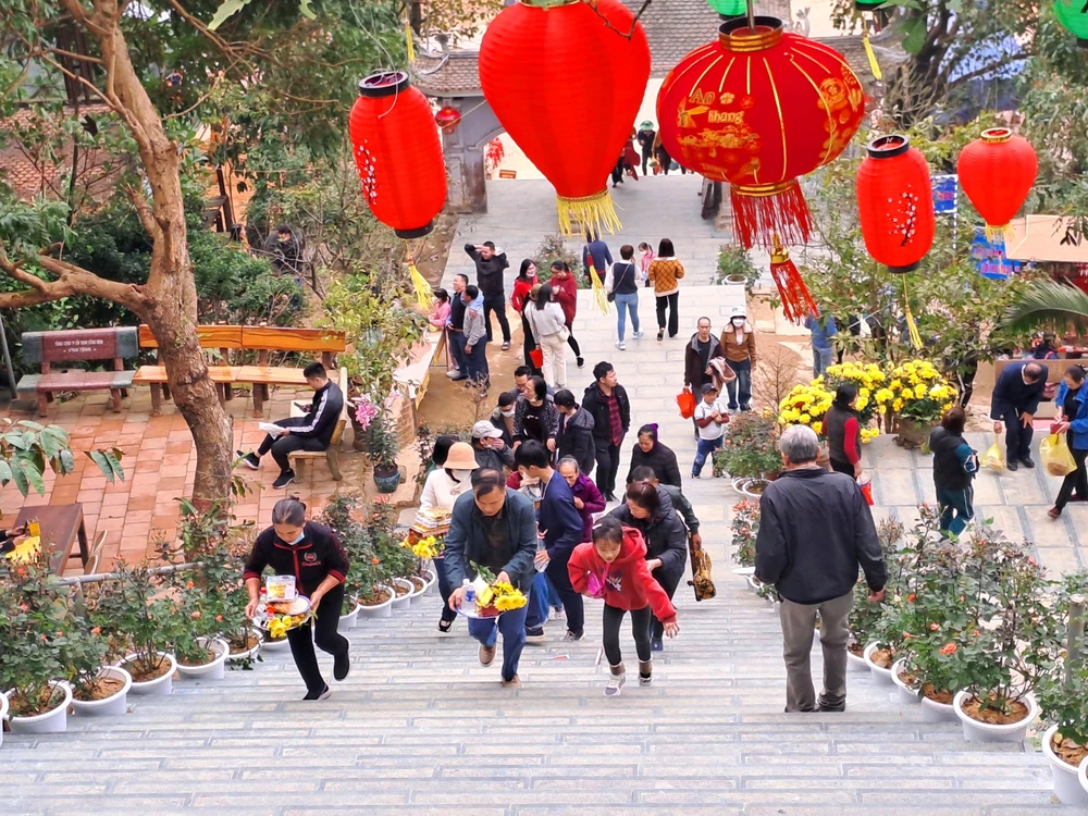Người dân dâng hương, dâng lễ tại chùa Hương Tích ở huyện Can Lộc (tỉnh Hà Tĩnh). Ảnh: DƯƠNG QUANG dong-dao-du-khach-thap-phuong-ve-chua-huong-tich-o-huyen-can-loc-tinh-ha-tinh-van-canh-du-xuan-6445.jpg