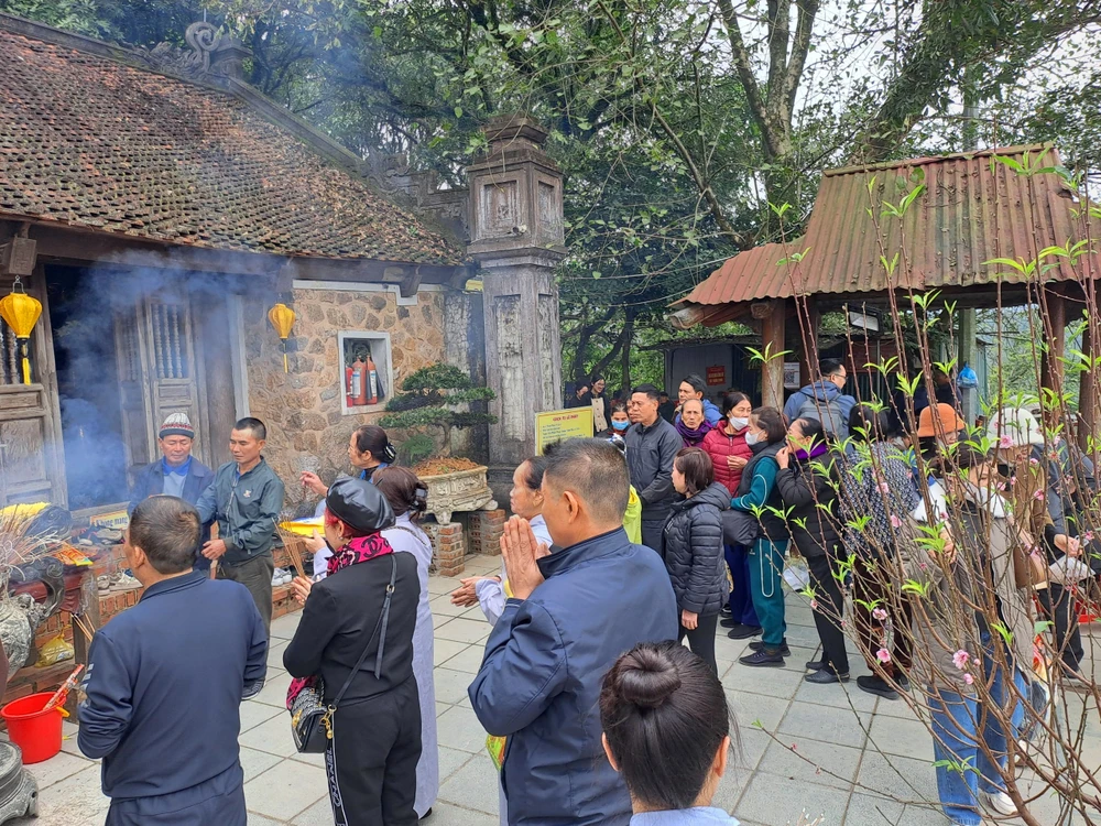 Đông đảo du khách thập phương về chùa Hương Tích ở huyện Can Lộc (tỉnh Hà Tĩnh) vãn cảnh du xuân mới 2024. Ảnh: DƯƠNG QUANG dong-dao-du-khach-thap-phuong-ve-chua-huong-tich-o-huyen-can-loc-tinh-ha-tinh-van-canh-du-xuan-moi-2024-5144.jpg