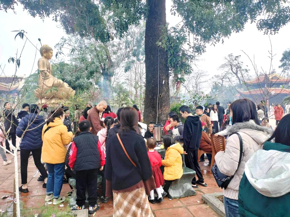 Đông đảo du khách về chùa Thanh Lương (huyện Nghi Xuân, tỉnh Hà Tĩnh) du xuân đầu năm mới 2024. Ảnh: DƯƠNG QUANG dong-dao-du-khach-ve-chua-thanh-luong-huyen-nghi-xuan-tinh-ha-tinh-du-xuan-dau-nam-moi-2024-9629.jpg