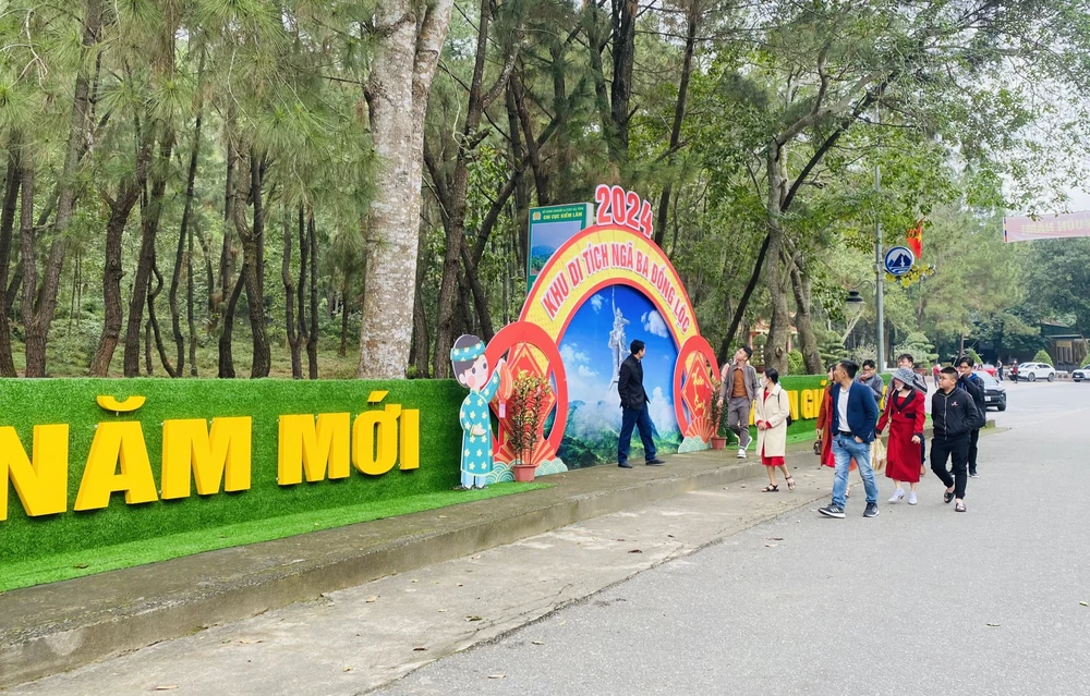 Một gia đình đang đi đến tham quan Khu di tích lịch sử Ngã ba Đồng Lộc. Ảnh: DƯƠNG QUANG du-khach-ve-khu-di-tich-lich-su-nga-ba-dong-loc-huyen-can-loc-tinh-ha-tinh-dau-xuan-nam-moi-2024-2370.jpg