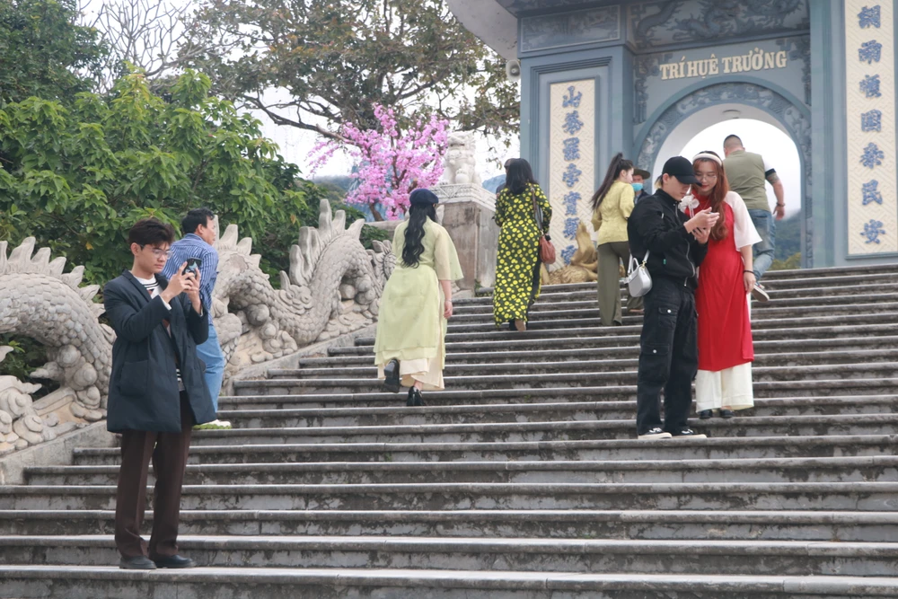 Người dân, du khách check-in tại cổng chùa Linh Ứng. Ảnh: XUÂN QUỲNH img-2588-5780.jpg