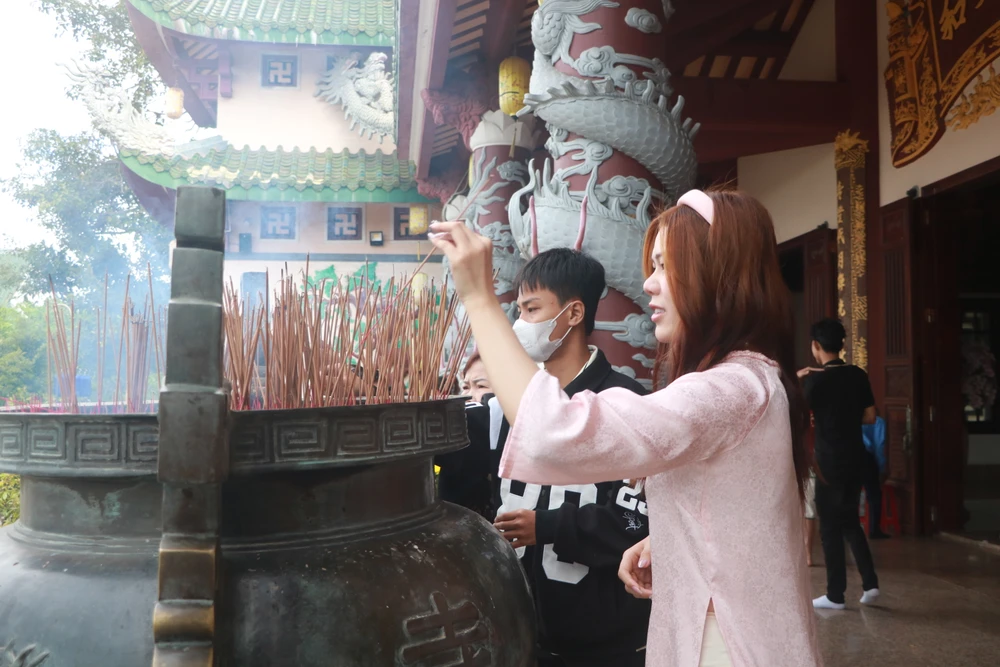 Một bạn trẻ thắp hương cầu mong một năm mới mọi sự thuận lợi. Ảnh: XUÂN QUỲNH img-2599-6541.jpg