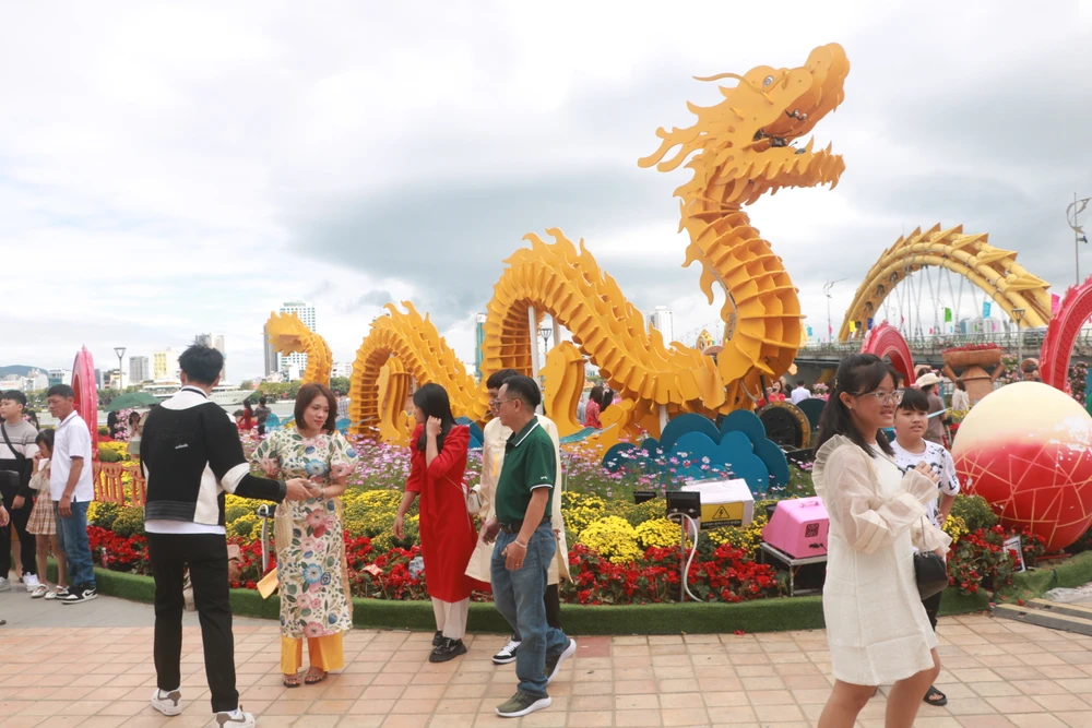 Linh vật rồng được mô phỏng theo thiết kế cầu Rồng. Ảnh: XUÂN QUỲNH img-2670-2274.jpg