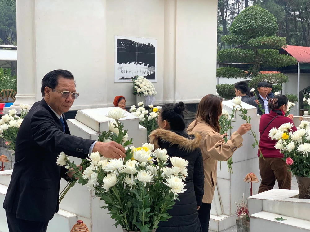 Người dân dâng hoa, viếng phần mộ 10 nữ Anh hùng liệt sĩ thanh niên xung phong Ngã ba Đồng Lộc. Ảnh: DƯƠNG QUANG nguoi-dan-dang-hoa-vieng-phan-mo-10-nu-anh-hung-liet-si-thanh-nien-xung-phong-nga-ba-dong-loc-huyen-can-loc-tinh-ha-tinh-9233.jpg