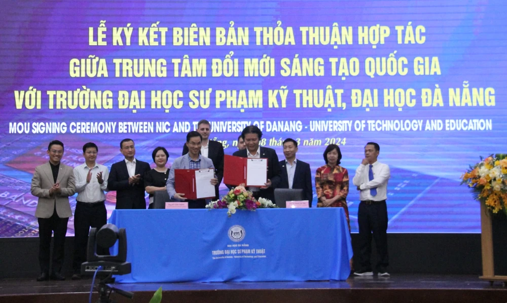 Trao biên bản thỏa thuận hợp tác giữa Trung tâm Đổi mới sáng tạo Quốc gia với Trường Đại học sư phạm kỹ thuật Đà Nẵng img-0001-3222.jpg