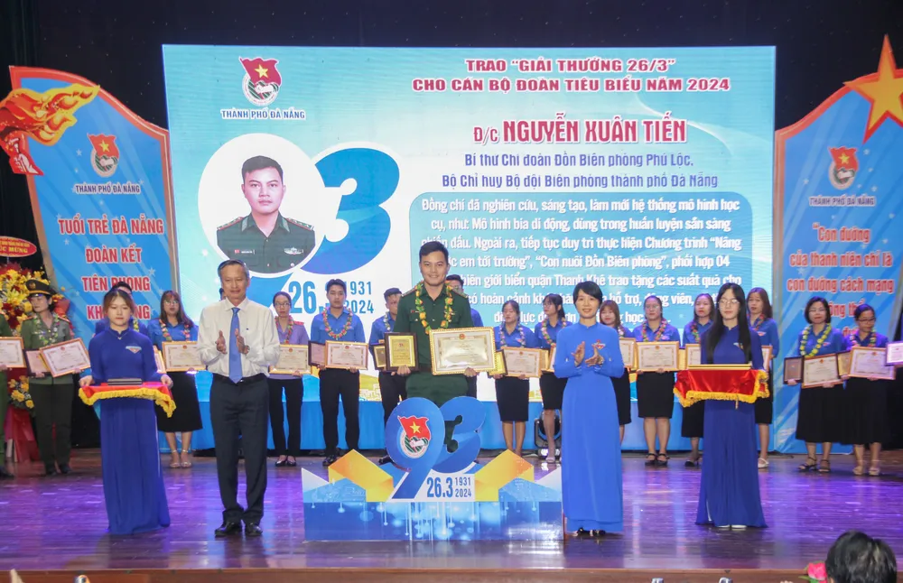 Tuyên dương và trao giải thưởng 26-3 cho đồng chí Nguyễn Xuân Tiến, Bí thư Chi đoàn Đồn Biên phòng Phú Lộc, Bộ Chỉ huy Biên phòng TP Đà Nẵng. Ảnh: XUÂN QUỲNH IMG_1124.jpg