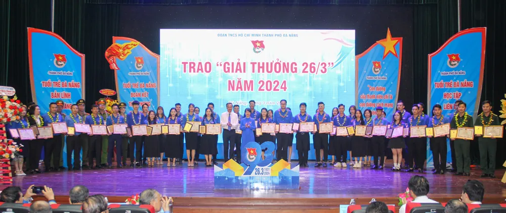 Trao Giải thưởng 26-3 cho 48 cá nhân có sáng kiến, mô hình mới, được áp dụng thành công vào thực tiễn công tác Đoàn và phong trào thanh thiếu nhi TP Đà Nẵng. Ảnh: XUÂN QUỲNH