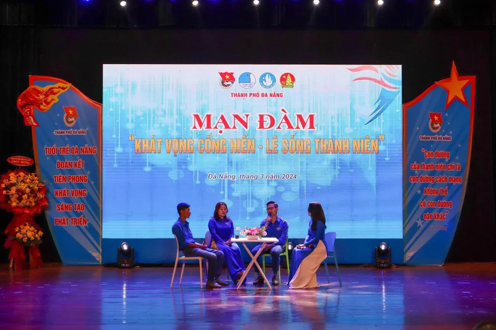 Mạn đàm “Khát vọng cống hiến - Lẽ sống thanh niên”. Ảnh: XUÂN QUỲNH z5276687867795_47bcdc41baf84eec0560a049741d1a65.jpg