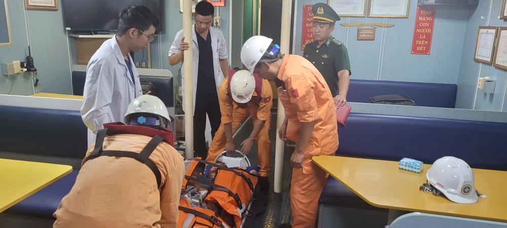 Trung tâm cấp cứu TP Đà Nẵng cùng nhân viên hàng hải tiếp cận ngư dân có chẩn đoán bị đột quỵ não 20240409_051551.jpg