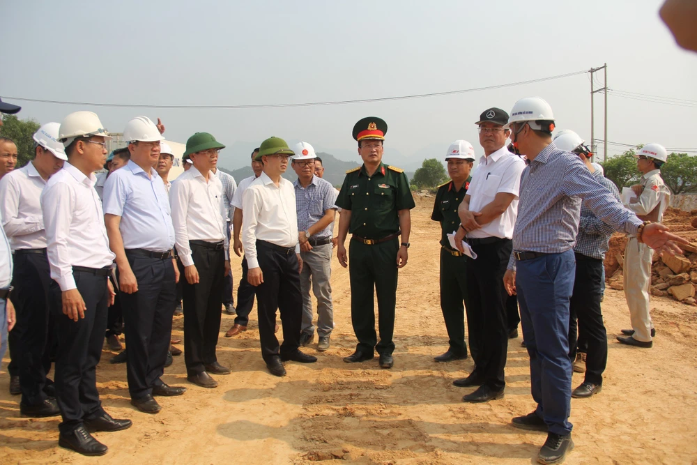 Lãnh đạo TP Đà Nẵng nghe báo cáo tiến độ dự án. Ảnh: XUÂN QUỲNH