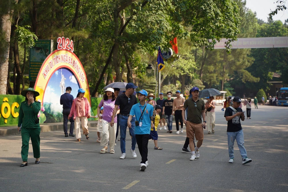 Đông đảo du khách đến dâng hương tại khu di tích lịch sử Ngã ba Đồng Lộc. Ảnh: DƯƠNG QUANG