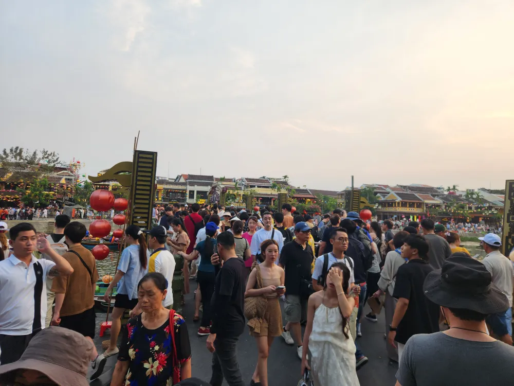 Vì tiết trời khá oi bức nên người dân và du khách hạn chế đi ra đường, do đó thời điểm đông khách nhất là vào chiều tối. Ảnh: NGUYỄN CƯỜNG 1-5-thong-ke-du-lich-online-3.jpg