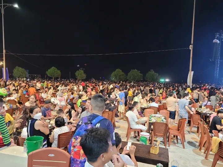 Chương trình Thuận An biển gọi 2024 hút đông đảo du khách. Ảnh: VĂN THẮNG ảnh_Viber_2024-05-01_09-27-17-205.jpg