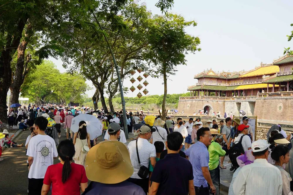 Đông đảo du khách tham quan Di sản Huế dịp lễ 30-4 và 1-5. Ảnh: VĂN THẮNG