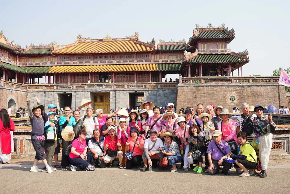Một nhóm khách đoàn check-in trước khu điểm di tích Huế. Ảnh: VĂN THẮNG ảnh_Viber_2024-05-01_09-27-42-564.jpg