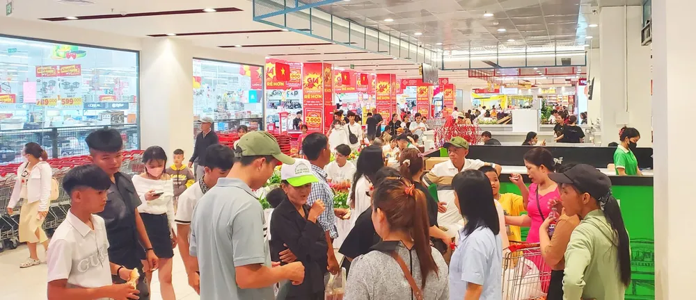 Du khách, người dân đổ đến các trung tâm mua sắm, siêu thị ở TP Quy Nhơn ngày nghỉ lễ 1-5 rất đông. Ảnh: NGỌC OAI ảnh_Viber_2024-05-01_16-15-04-437.jpg