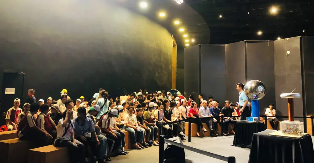 Du khách, giới trẻ đến TP Quy Nhơn trải nghiệm các loại hình du lịch khám phá khoa học bậc cao rất đông trong kỳ nghỉ lễ. Ảnh: NGỌC OAI ảnh_Viber_2024-05-01_16-15-29-097.jpg