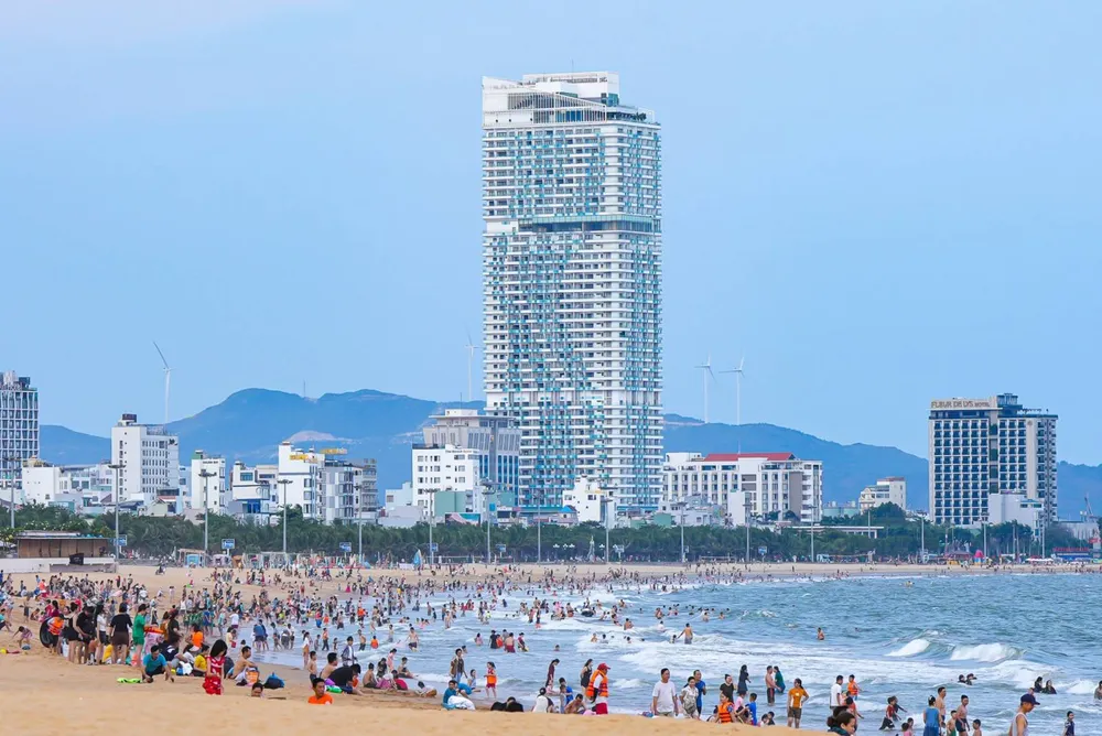 Bãi biển Quy Nhơn chật kín du khách, người dân đổ đến để "giải nhiệt" trong kỳ nghỉ lễ 30-4 và 1-5. Ảnh: DŨNG NHÂN ảnh_Viber_2024-05-01_16-15-53-142.jpg