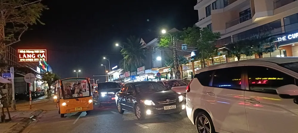 Do nắng nóng nên đường phố Đà Nẵng trở nên đông đúc du khách vào chiều tối. Ảnh: XUÂN QUỲNH ảnh_Viber_2024-05-01_16-27-36-396.jpg