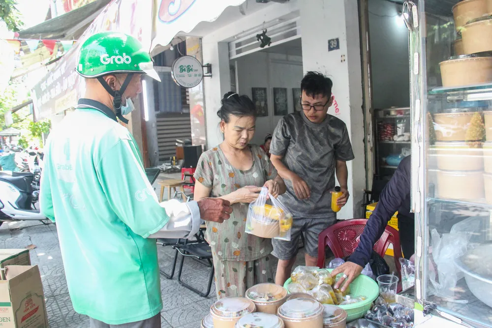 Điểm phát mì Quảng 0 đồng hoạt động vào ngày 1 và 15 âm lịch hàng tháng. Ảnh: XUÂN QUỲNH IMG_3301.jpg
