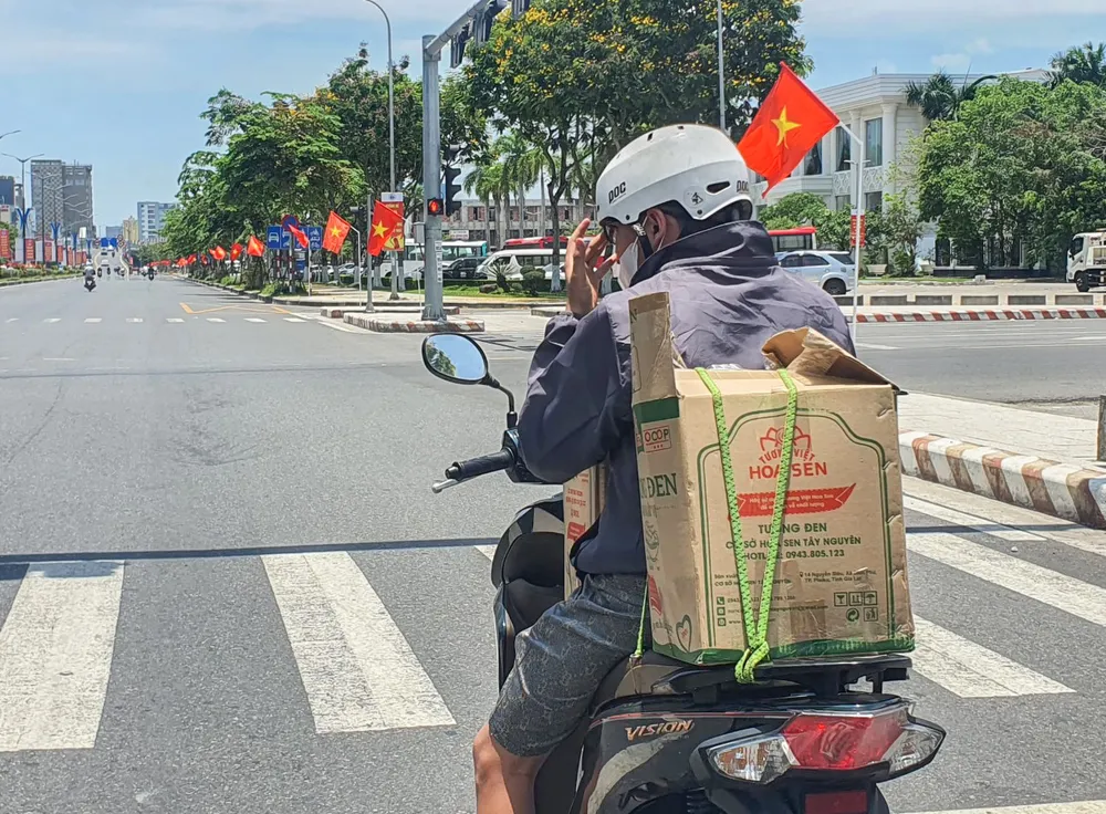 Anh Nguyễn Phú Trung chở những suất mì Quảng đến nơi tập trung người mưu sinh để trao tận tay. Ảnh: XUÂN QUỲNH z5420376858015_2addebee6c8f6d48631c6b2d2c5b8d55.jpg