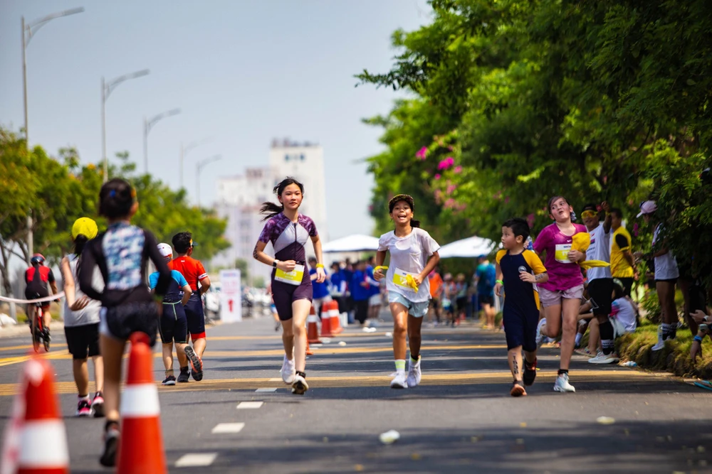 Các vận động viên nhí nỗ lực chạy nước rút ở phần thi cuối của giải IRONKIDS Việt Nam. Ảnh: XUÂN QUỲNH