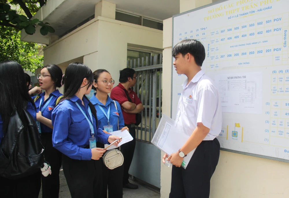 Thí sinh Lê Minh Hoàng, học sinh Trường THCS Chu Văn An tại điểm thi THPT Phan Châu Trinh. Ảnh: XUÂN QUỲNH