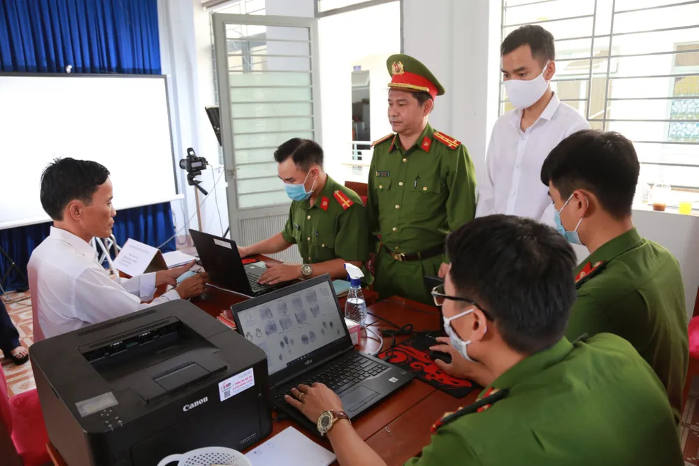 Đại tá Phan Văn Dũng, Phó Giám đốc Công an TP Đà Nẵng kiểm tra công tác thu nhận hồ sơ làm căn cước công dân z5525036313705_f9a6054fff74b3f137e2d16efb5122cd.jpg